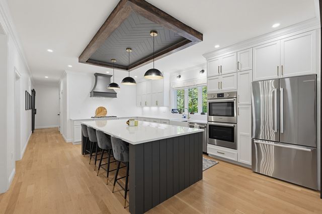 15 Wellesley Ave, Burlington, MA 01803