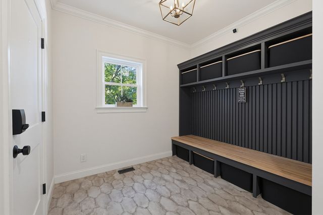 15 Wellesley Ave, Burlington, MA 01803