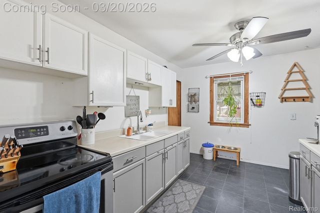 8521 Dale, Center Line, MI 48015