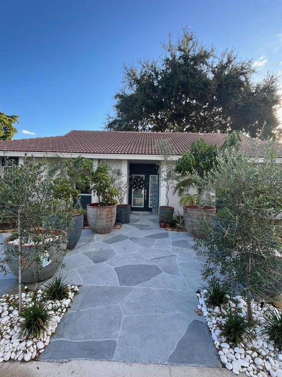 7598 W Country Club Boulevard, Boca Raton, FL 33487