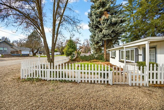 545 E C Street, Jacksonville, OR 97530