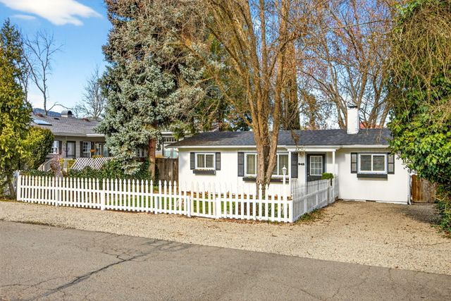 545 E C Street, Jacksonville, OR 97530