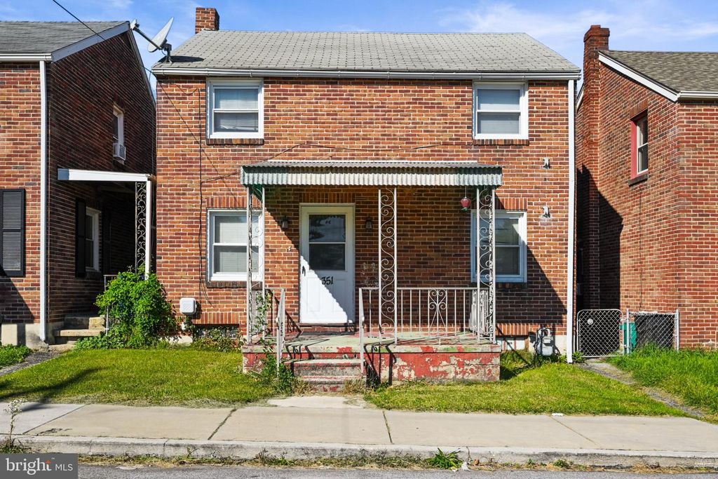 Image 1 of property listing at 351 LIBERTY CT, York, PA 17403