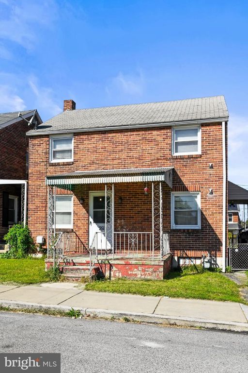 Image 2 of property listing at 351 LIBERTY CT, York, PA 17403