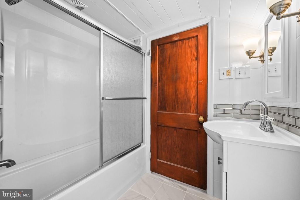 Image 17 of property listing at 351 LIBERTY CT, York, PA 17403