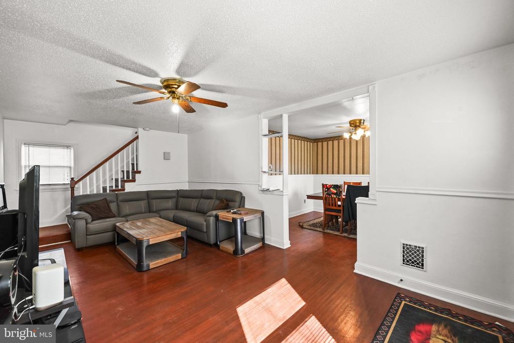 Image 3 of property listing at 351 LIBERTY CT, York, PA 17403