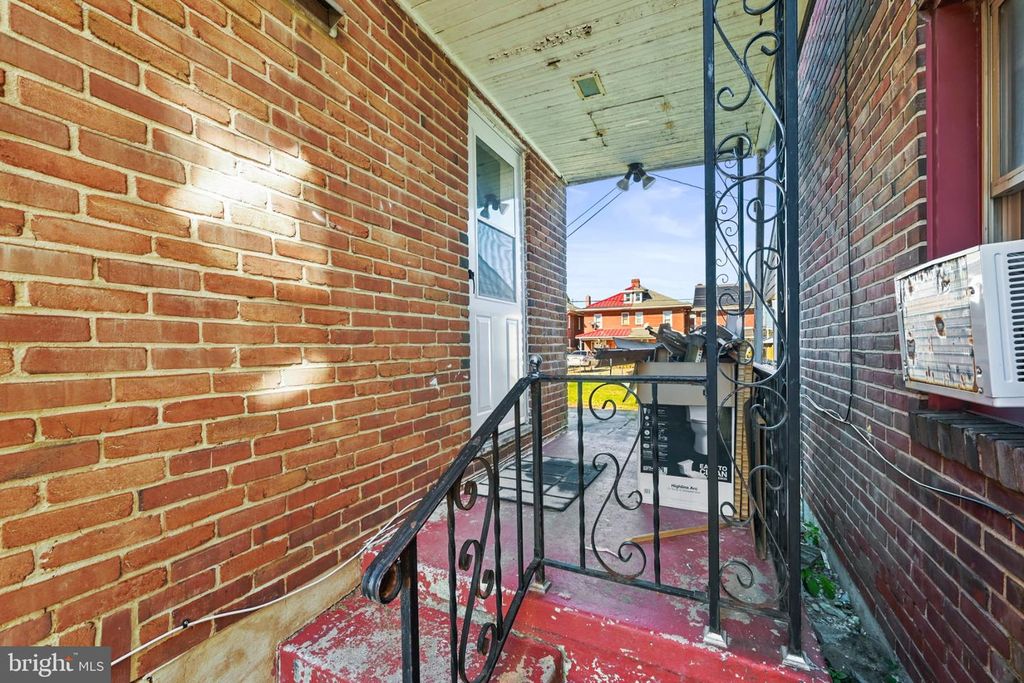 Image 21 of property listing at 351 LIBERTY CT, York, PA 17403