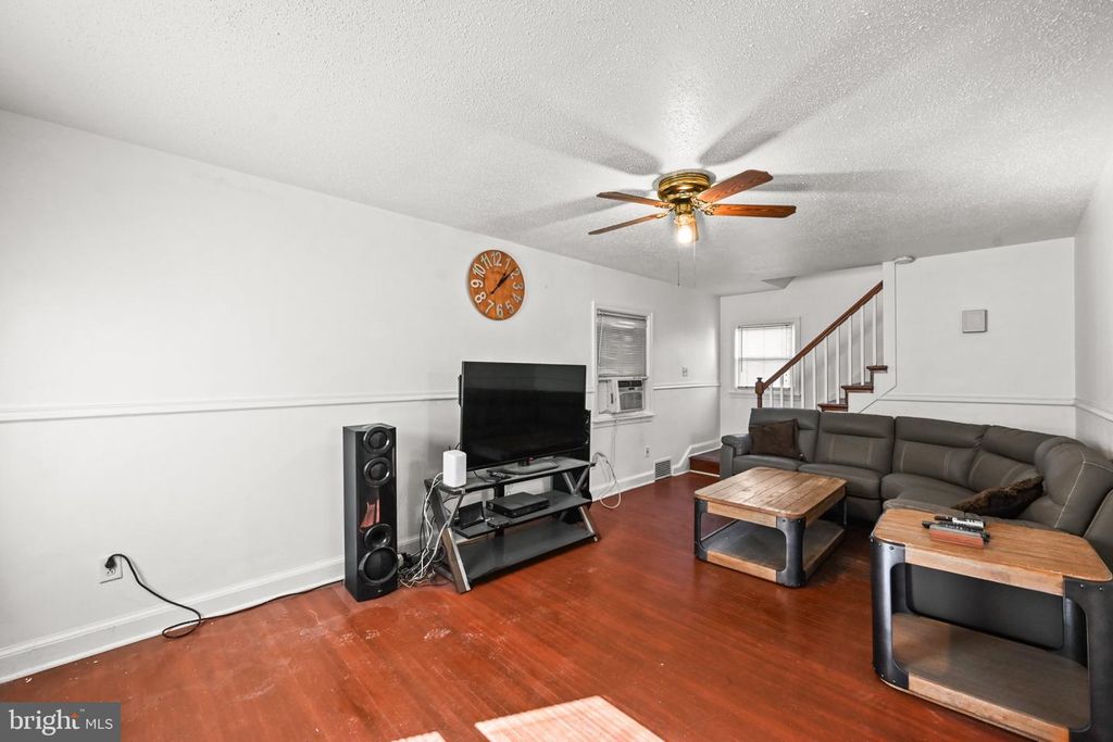 Image 4 of property listing at 351 LIBERTY CT, York, PA 17403