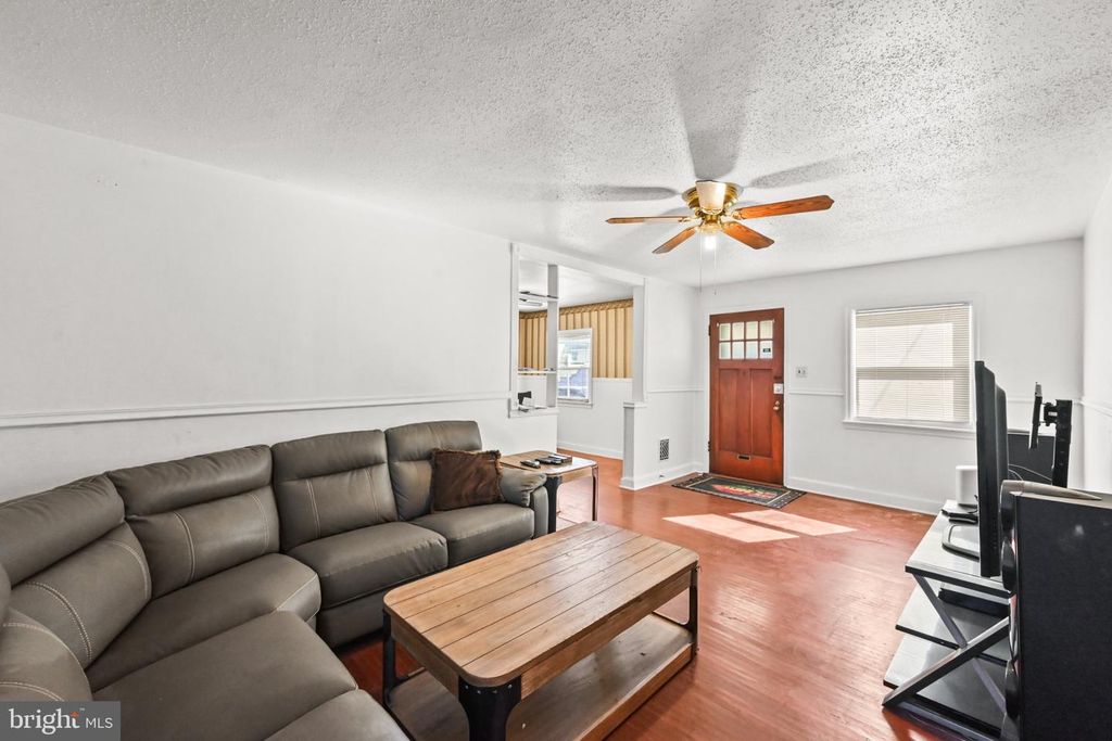 Image 5 of property listing at 351 LIBERTY CT, York, PA 17403
