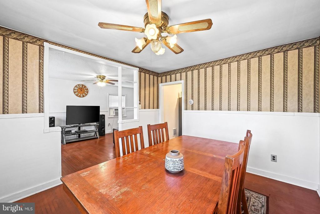 Image 6 of property listing at 351 LIBERTY CT, York, PA 17403