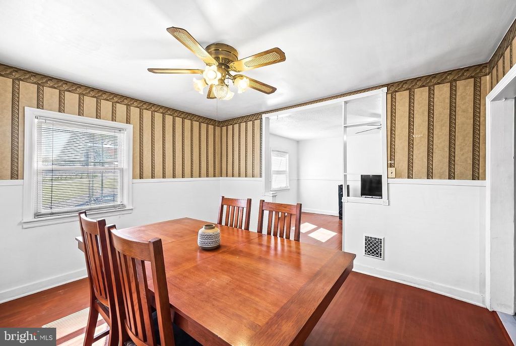 Image 7 of property listing at 351 LIBERTY CT, York, PA 17403