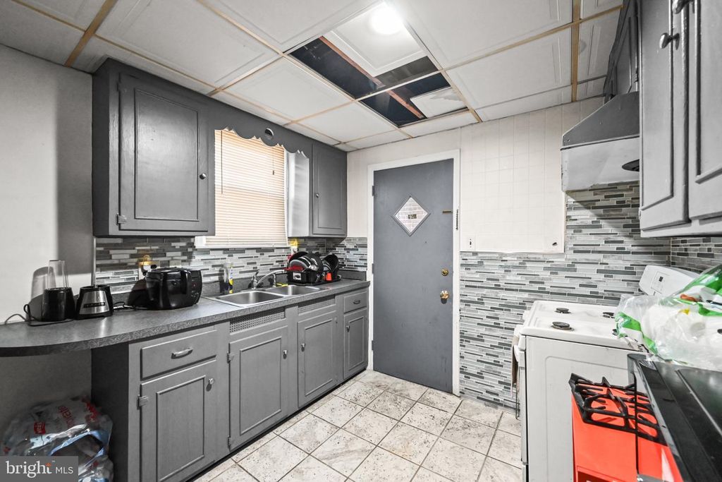 Image 8 of property listing at 351 LIBERTY CT, York, PA 17403
