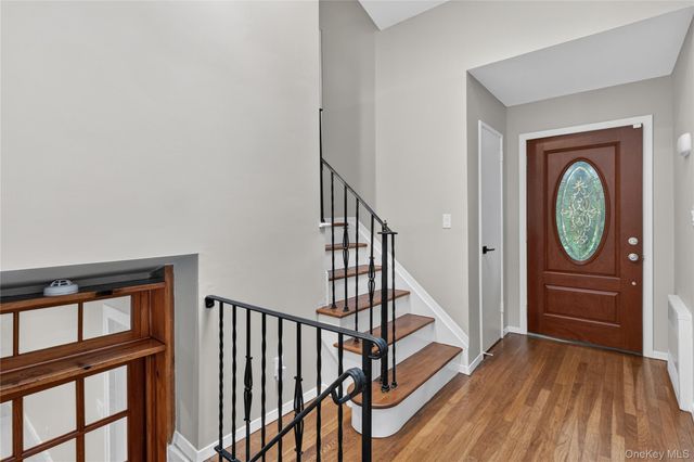 10 Sycamore Road, Glen Cove, NY 11540