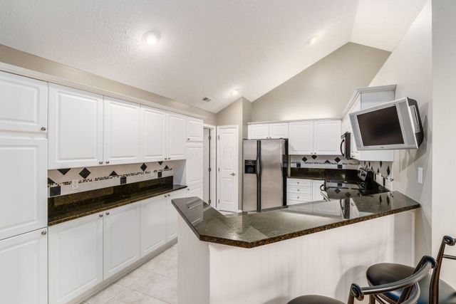 6516 Lakeview Circle, Canal Winchester, OH 43110