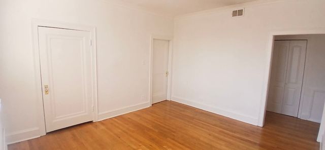 4808 W Barry Avenue 2W, Chicago, IL 60641