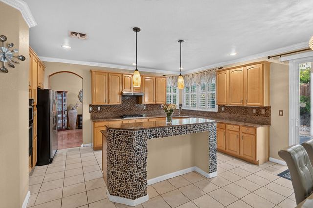 1761 Orvietto Dr, Roseville, CA 95661