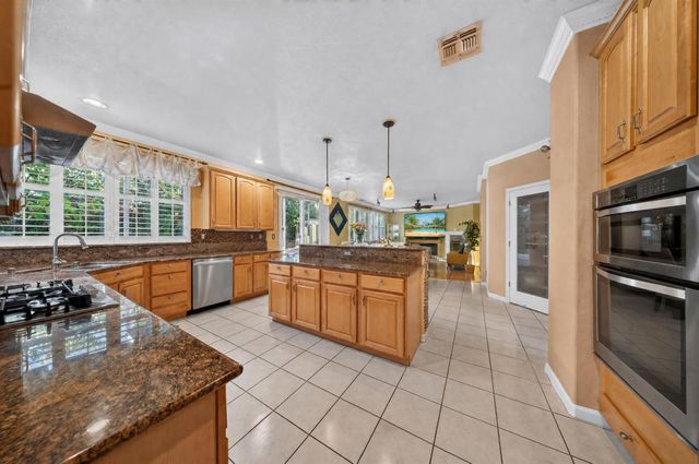 1761 Orvietto Dr, Roseville, CA 95661