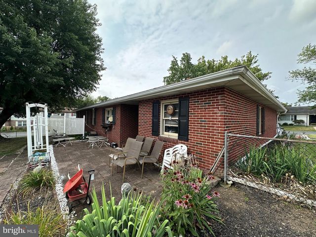 1913 MAPLEWOOD DR, Carlisle, PA 17013
