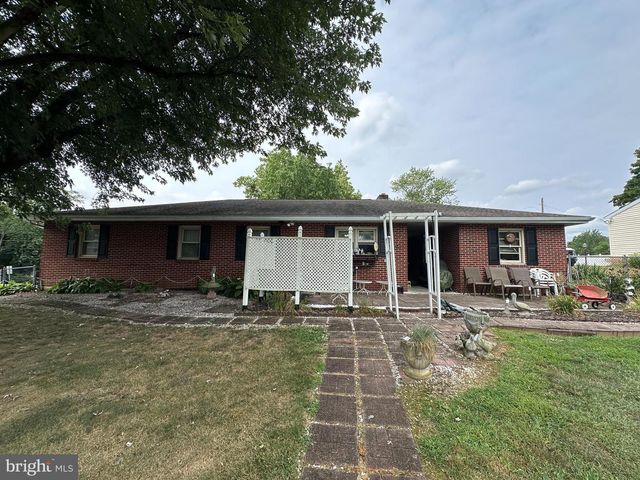 1913 MAPLEWOOD DR, Carlisle, PA 17013