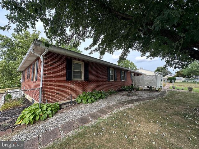 1913 MAPLEWOOD DR, Carlisle, PA 17013