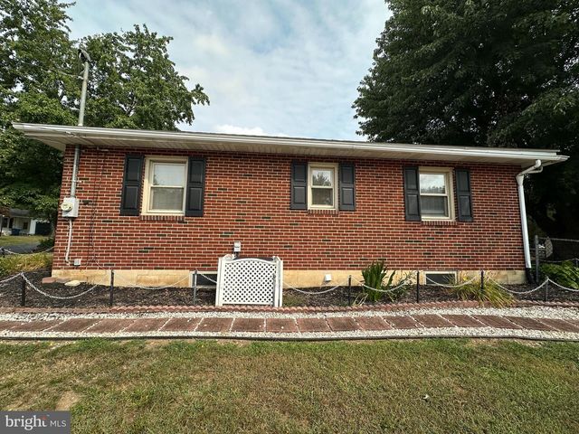 1913 MAPLEWOOD DR, Carlisle, PA 17013