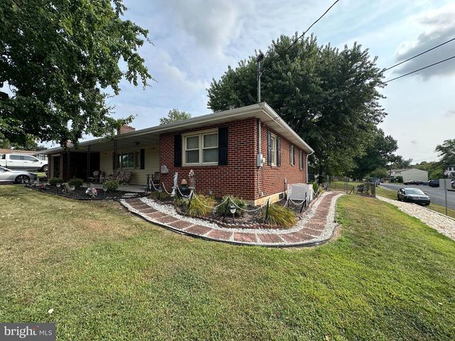 1913 MAPLEWOOD DR, Carlisle, PA 17013