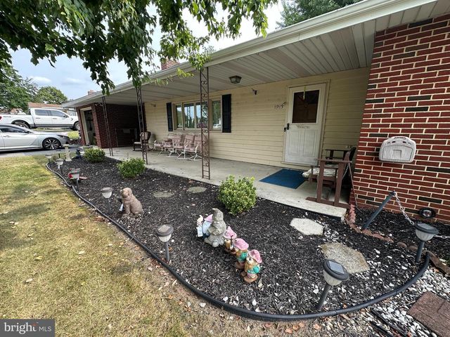 1913 MAPLEWOOD DR, Carlisle, PA 17013