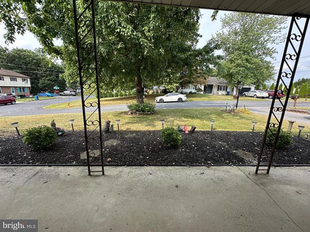 1913 MAPLEWOOD DR, Carlisle, PA 17013