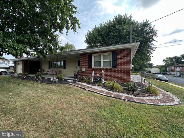 1913 MAPLEWOOD DR, Carlisle, PA 17013