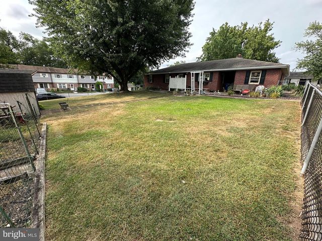 1913 MAPLEWOOD DR, Carlisle, PA 17013