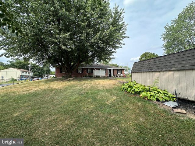 1913 MAPLEWOOD DR, Carlisle, PA 17013