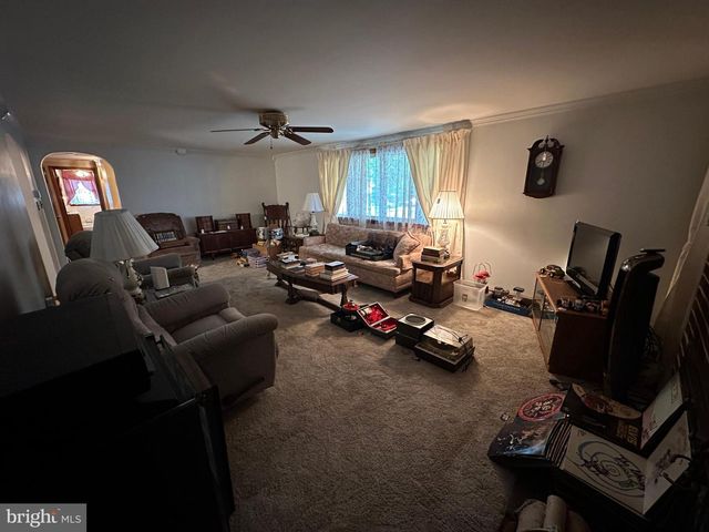 1913 MAPLEWOOD DR, Carlisle, PA 17013