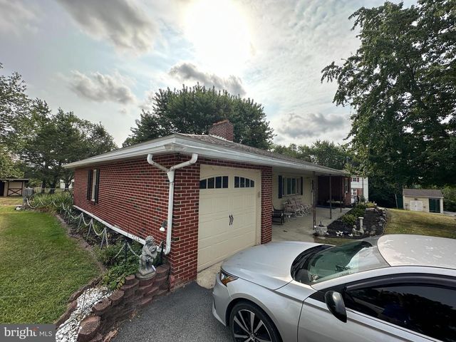 1913 MAPLEWOOD DR, Carlisle, PA 17013