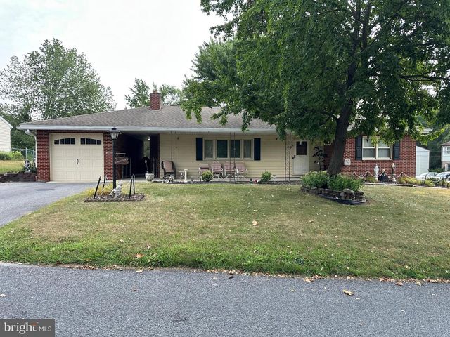 1913 MAPLEWOOD DR, Carlisle, PA 17013