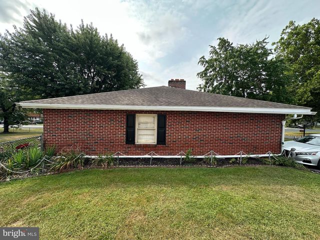 1913 MAPLEWOOD DR, Carlisle, PA 17013