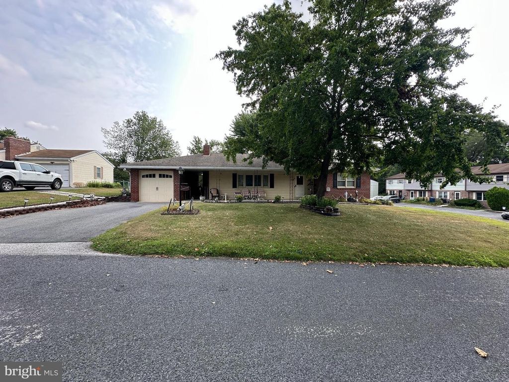 1913 MAPLEWOOD DR, Carlisle, PA 17013