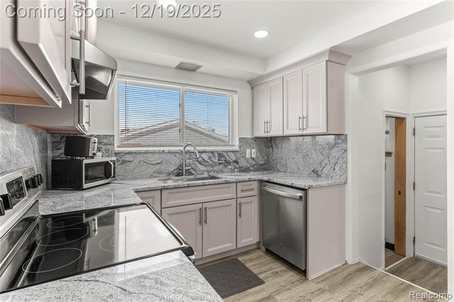 7154 Plainfield Street, Dearborn Heights, MI 48127