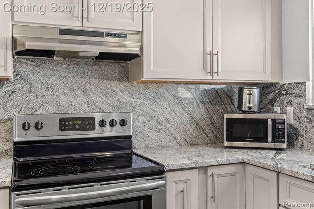 7154 Plainfield Street, Dearborn Heights, MI 48127