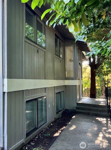 21623 30th Avenue S, Des Moines, WA 98198