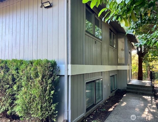 21623 30th Avenue S, Des Moines, WA 98198