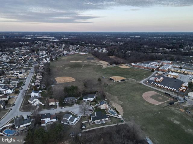 215 HAMPSHIRE DR, Deptford, NJ 08096