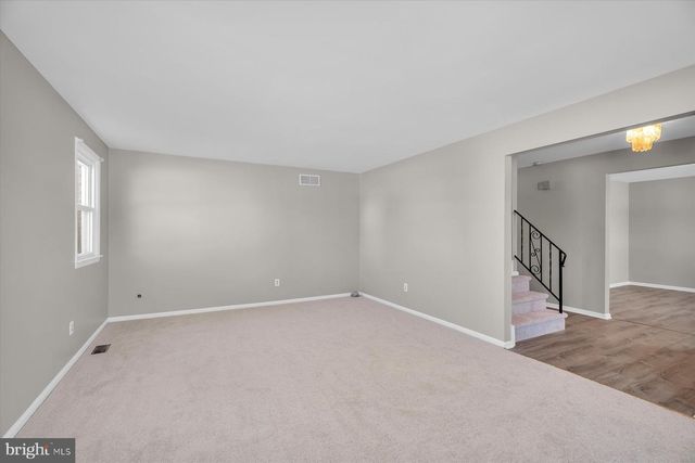 215 HAMPSHIRE DR, Deptford, NJ 08096