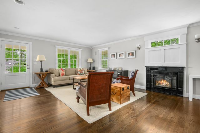 10 Abbey Gate Road, Cotuit, MA 02635