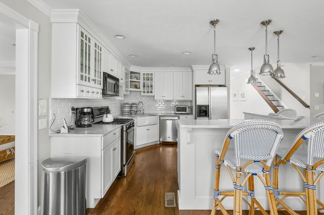 10 Abbey Gate Road, Cotuit, MA 02635