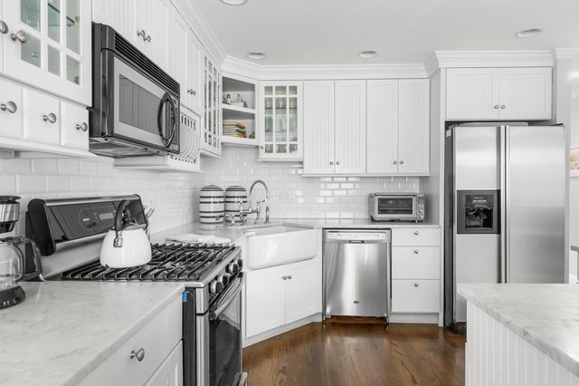 10 Abbey Gate Road, Cotuit, MA 02635
