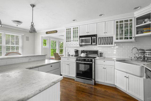 10 Abbey Gate Road, Cotuit, MA 02635