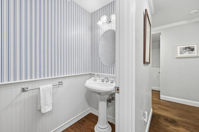 10 Abbey Gate Road, Cotuit, MA 02635