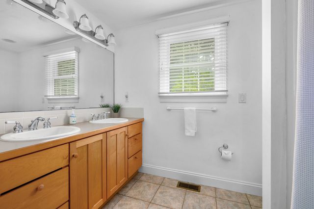 10 Abbey Gate Road, Cotuit, MA 02635