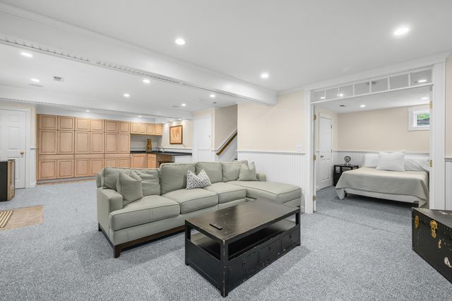 10 Abbey Gate Road, Cotuit, MA 02635