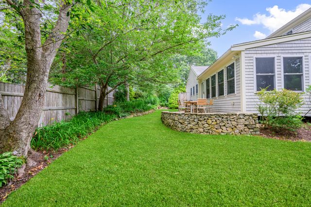 10 Abbey Gate Road, Cotuit, MA 02635